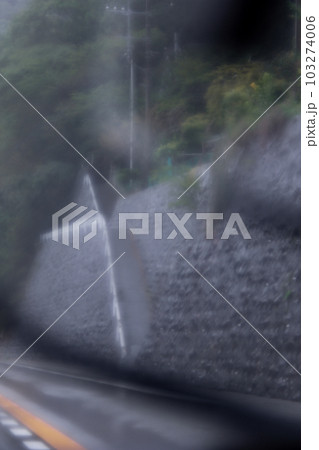 雨の日の車内からの景色 ドライブ 雨の日の車内からの景色 ドライブ 103274006