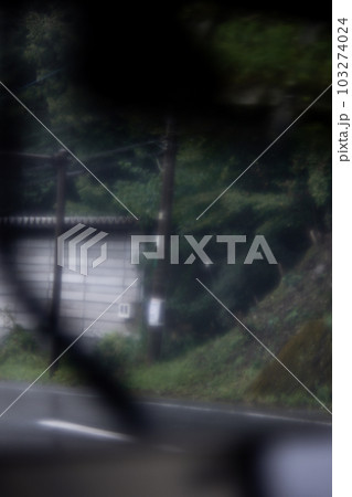 雨の日の車内からの景色　ドライブ 103274024