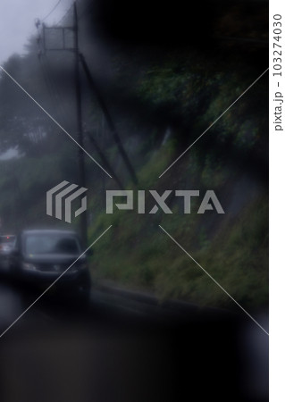 雨の日の車内からの景色　ドライブ 103274030
