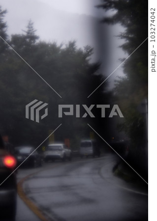 雨の日の車内からの景色　ドライブ 103274042