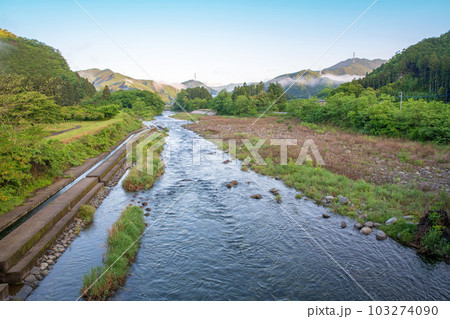 大芦川　引田橋からの眺め　新緑の風景　鹿沼市　 103274090
