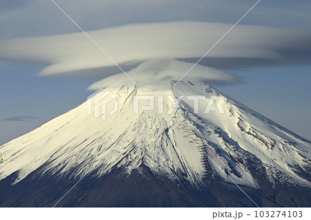 丹沢山地の菰釣山山頂より望む笠雲かぶる富士山 103274103