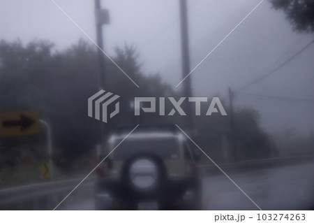 山の中　道路　車窓の景色　風景　 103274263