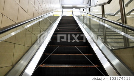 駅のエスカレーター 駅のエスカレーター 103274513