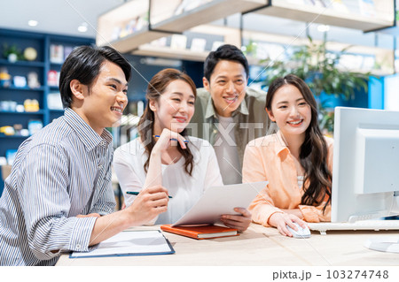 オフィスで働く若いエンジニア 撮影協力:Creadisce(丸善雄松堂株式会社) オフィスで働く若いエンジニア 撮影協力:Creadisce(丸善雄松堂株式会社) 103274748