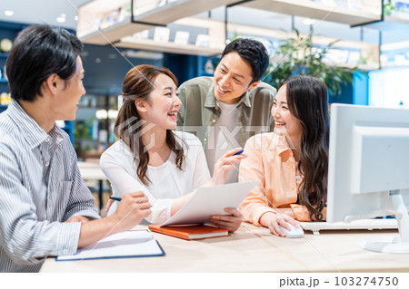 オフィスで働く若いエンジニア　撮影協力：Creadisce（丸善雄松堂株式会社） 103274750