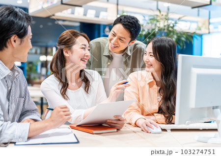 オフィスで働く若いエンジニア 撮影協力:Creadisce(丸善雄松堂株式会社) オフィスで働く若いエンジニア 撮影協力:Creadisce(丸善雄松堂株式会社) 103274751
