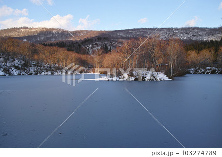 晩秋の地蔵沼 103274789