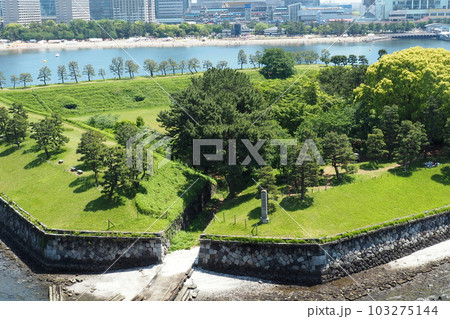 レンボーブリッジ遊歩道から見た第三台場跡【東京都港区】 103275144