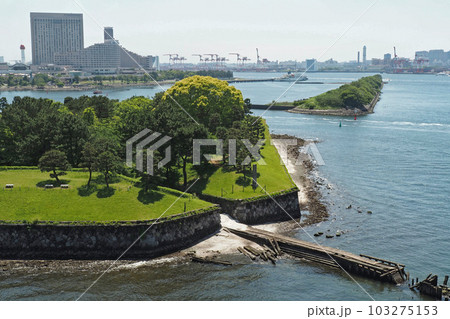 レンボーブリッジ遊歩道から見た第三台場跡【東京都港区】 103275153