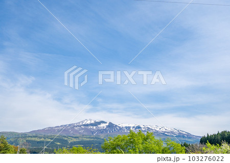 奈曽白橋から見る鳥海山　奈曽の白滝交差点 103276022