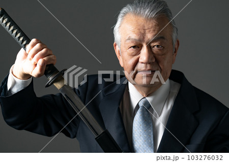 刀を持つ男性　 103276032