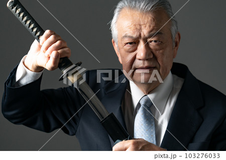 刀を持つ男性　 103276033