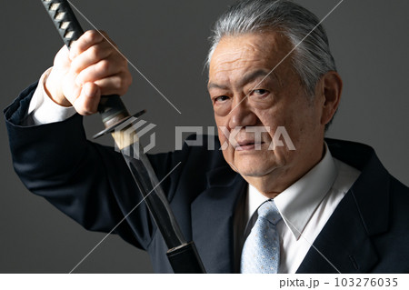 刀を持つ男性　 103276035