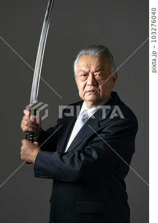 刀を持つ男性　 103276040