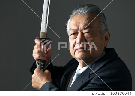 刀を持つ男性　 103276044