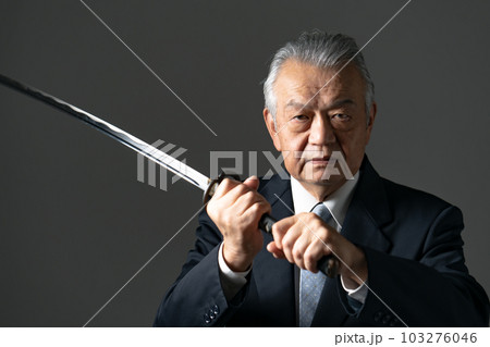 刀を持つ男性　 103276046