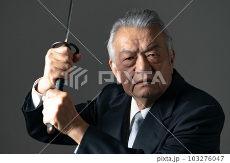刀を持つ男性　 103276047