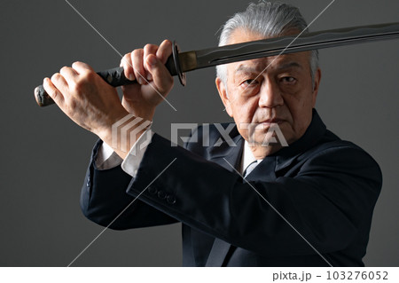 刀を持つ男性　 103276052