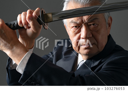 刀を持つ男性　 103276053