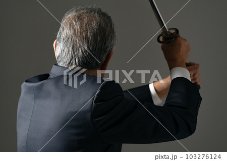 刀を持つ男性　後ろ姿 103276124