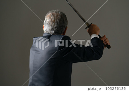 刀を持つ男性　後ろ姿 103276126