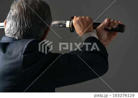 刀を持つ男性 後ろ姿 刀を持つ男性 後ろ姿 103276129