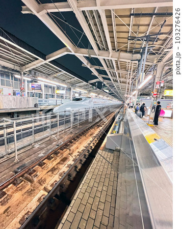新幹線 新大阪駅ホームより さくら N700系 新幹線 新大阪駅ホームより さくら N700系 103276426