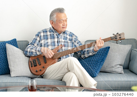 ギターを弾くシニア男性 103276440