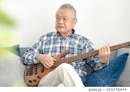 ギターを弾くシニア男性 103276444