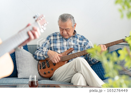 ギターを弾くシニア男性 103276449