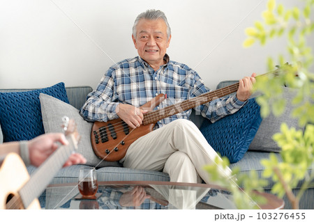 ギターを弾くシニア男性 103276455