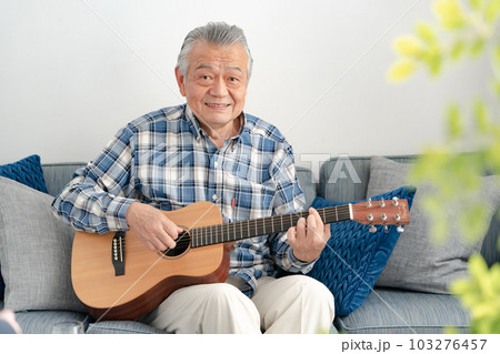 ギターを弾くシニア男性 103276457