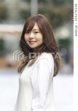 笑顔の女性 笑顔の女性 103276556
