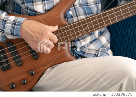 ギターを弾くシニア男性　手元 103276576