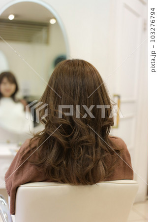 女性の後ろ姿 美容室イメージ 女性の後ろ姿 美容室イメージ 103276794