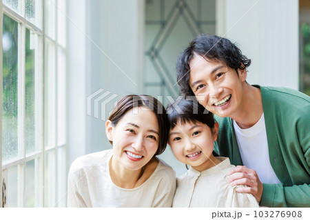 リビングで楽しく家族団欒 リビングで楽しく家族団欒 103276908