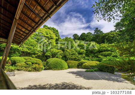 初夏の詩仙堂 丈山寺の風景 新緑の庭園 京都府京都市 初夏の詩仙堂 丈山寺の風景 新緑の庭園 京都府京都市 103277108