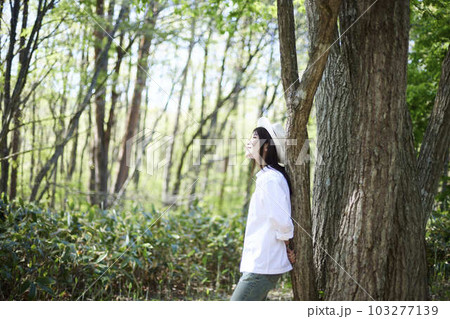 初夏の森でリラックスしながら森林浴を楽しむ30代日本人女性 103277139
