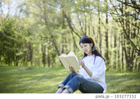 森林で本を読む30代の日本人女性 森林で本を読む30代の日本人女性 103277152