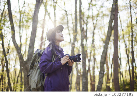 夏の森で趣味の撮影を楽しむ30代日本人女性のカメラマン 103277195