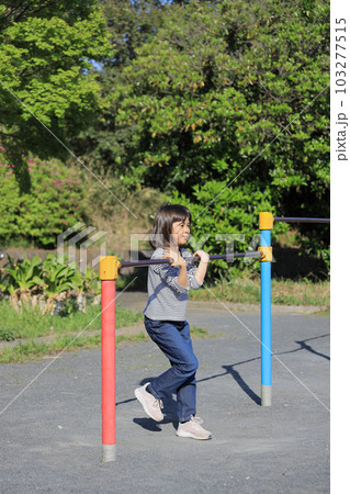 鉄棒をする女子小学生 (8歳) 鉄棒をする女子小学生 (8歳) 103277515
