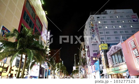 沖縄県那覇市の夜の国際通り 103277528