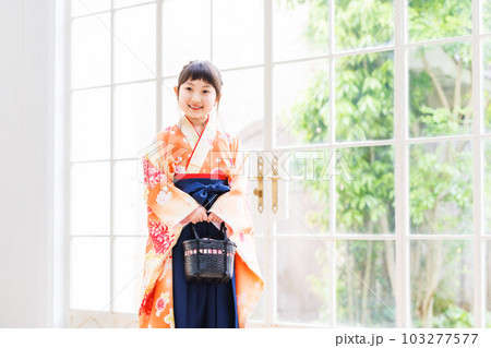 卒業式に袴姿の女の子  小学生 103277577