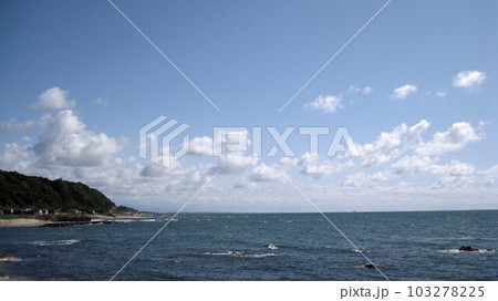 海の上の青空と流れる白い雲 103278225