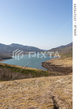 野反峠より眺める芽吹き前の野反湖 103278264