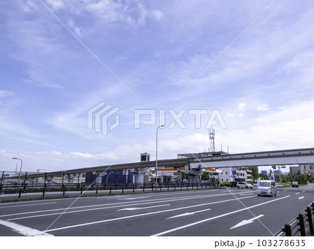 ある晴れた日の車道 103278635