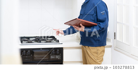 キッチンのガスコンロを点検する修理業者 103278813