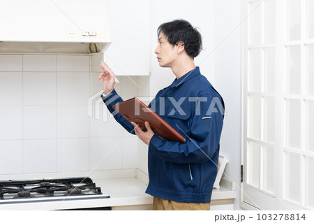 キッチンの換気扇を点検する修理業者 キッチンの換気扇を点検する修理業者 103278814