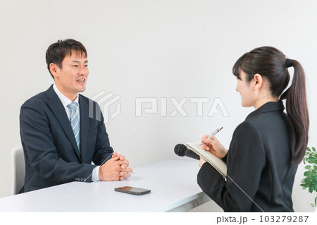 取材を受ける経営者・社長とインタビューをするマスコミ・新聞記者の女性 取材を受ける経営者・社長とインタビューをするマスコミ・新聞記者の女性 103279287